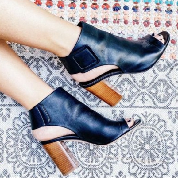 🖤VINCE🖤 ‘Faye' Leather Bootie - Picture 1 of 14